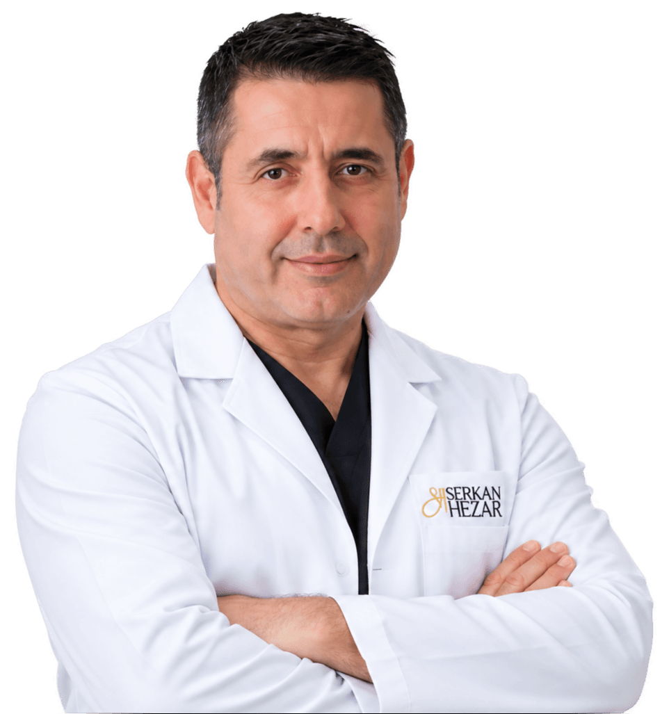 Beyaz önlüğüyle kollarını kavuşturmuş Dr. Serkan Hezar